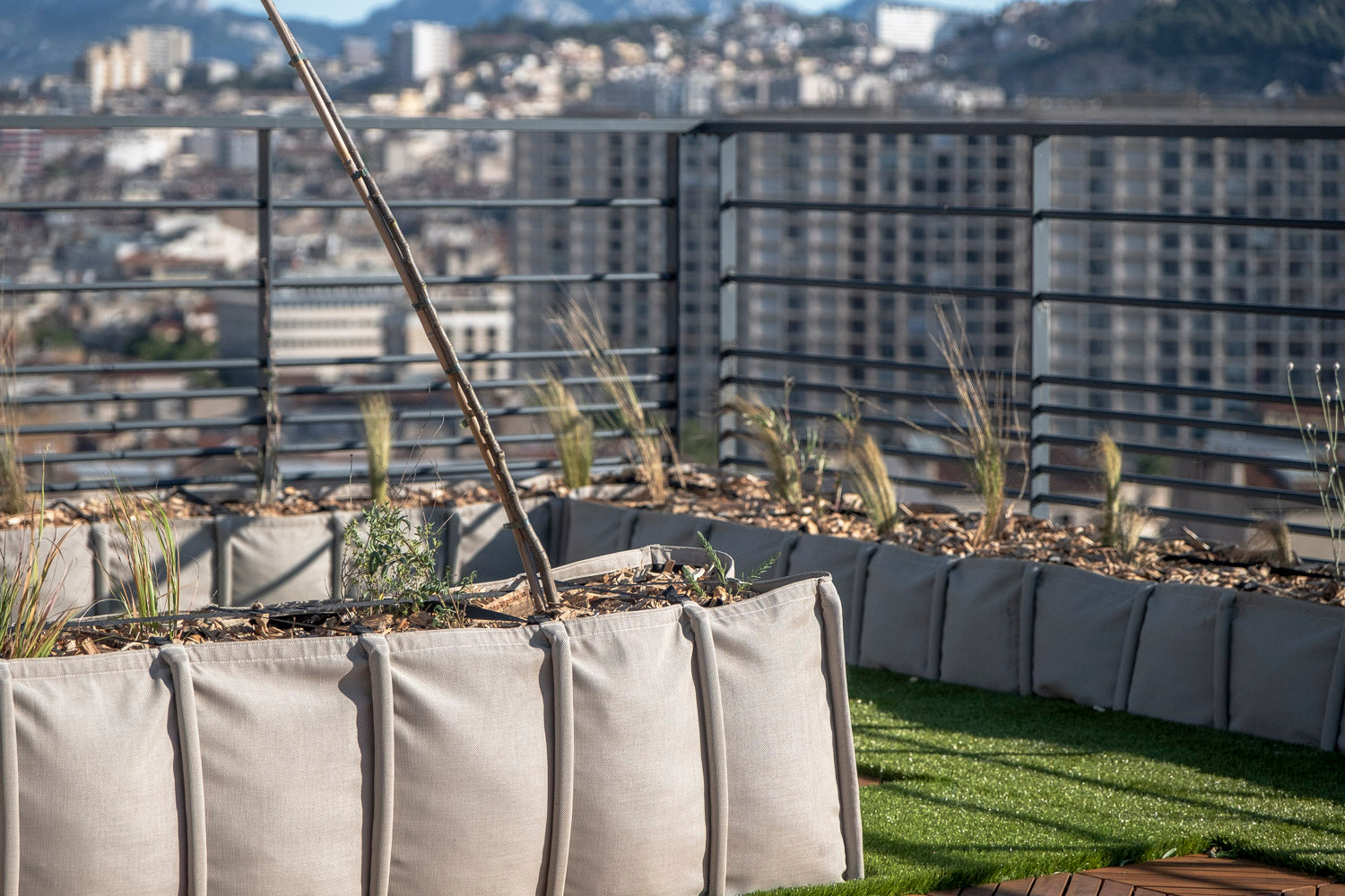 jardinières sur mesure pour terrasse au soleil